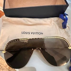 Authentic Women’s Louise Vuitton Sun Glass hardly worn beautiful condition